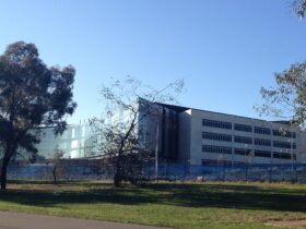 La sede centrale dell'ASIO a Canberra, edificio moderno con ampie vetrate