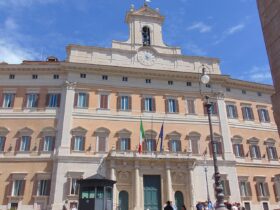 La facciata di Palazzo Montecitorio a Roma, sede della Camera dei Deputati