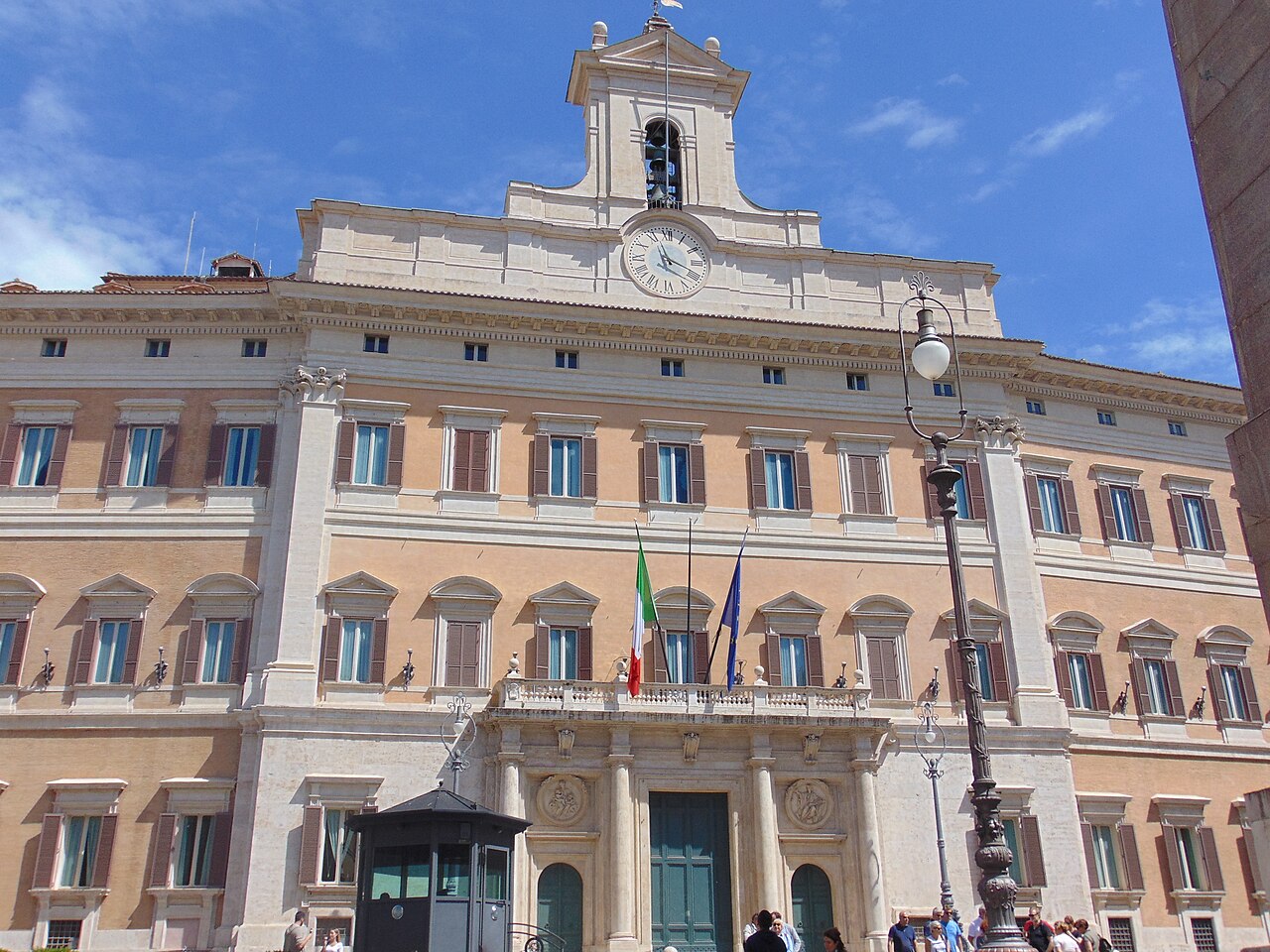 La facciata di Palazzo Montecitorio a Roma, sede della Camera dei Deputati