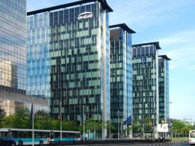 Le torri ENGIE a Bruxelles con il logo del gruppo energetico in cima alla facciata di vetro