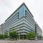 La sede della Federal Election Commission a Washington, edificio in vetro all'incrocio tra due strade