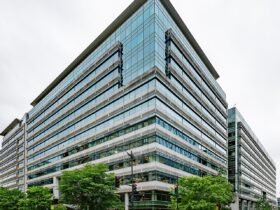 La sede della Federal Election Commission a Washington, edificio in vetro all'incrocio tra due strade