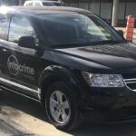 Un'auto con il logo di Info-Crime Montréal, il programma Crime Stoppers della città canadese