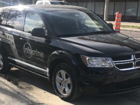 Un'auto con il logo di Info-Crime Montréal, il programma Crime Stoppers della città canadese