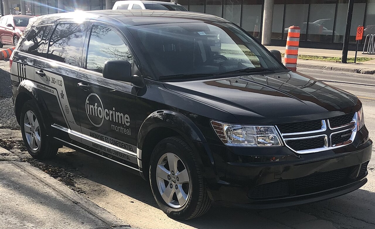 Un'auto con il logo di Info-Crime Montréal, il programma Crime Stoppers della città canadese