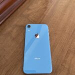 Retro di un iPhone XR azzurro, uno dei modelli che ricevono la patch per la zero-day CVE-2026-86950