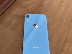 Retro di un iPhone XR azzurro, uno dei modelli che ricevono la patch per la zero-day CVE-2026-86950