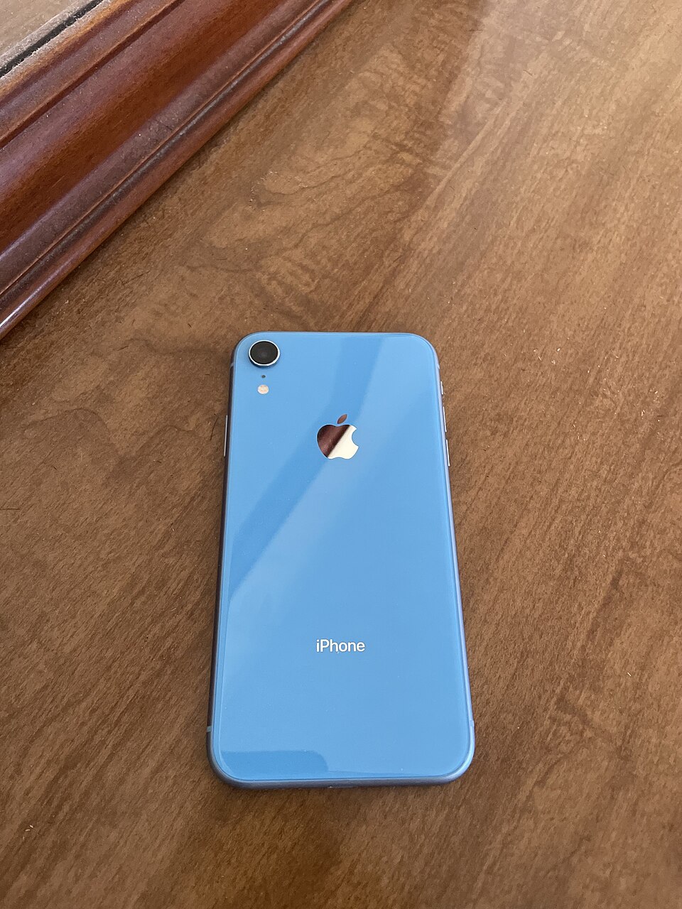 Retro di un iPhone XR azzurro, uno dei modelli che ricevono la patch per la zero-day CVE-2026-86950