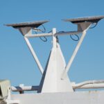 Due antenne piatte Starlink montate su un supporto bianco sul ponte di una nave, sotto un cielo azzurro