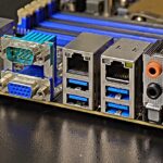 Porte posteriori di una scheda madre server Supermicro, produttore che ha segnalato otto vulnerabilità nel firmware BMC
