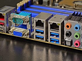 Porte posteriori di una scheda madre server Supermicro, produttore che ha segnalato otto vulnerabilità nel firmware BMC