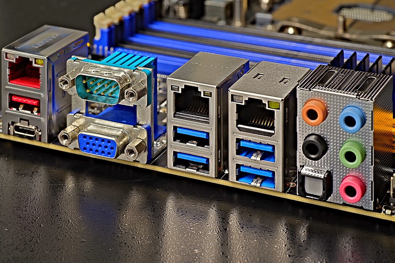 Porte posteriori di una scheda madre server Supermicro, produttore che ha segnalato otto vulnerabilità nel firmware BMC