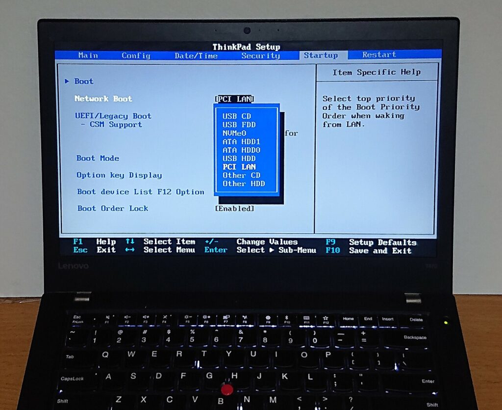 Menu di avvio del firmware UEFI di un portatile con le opzioni di boot, tra cui l'avvio da rete