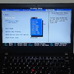 Menu di avvio del firmware UEFI di un portatile con le opzioni di boot, tra cui l'avvio da rete