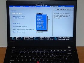 Menu di avvio del firmware UEFI di un portatile con le opzioni di boot, tra cui l'avvio da rete