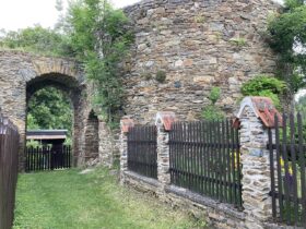 Resti della torre del castello di Talmberk, in Repubblica Ceca, uno dei luoghi reali che compaiono in Kingdom Come: Deliverance