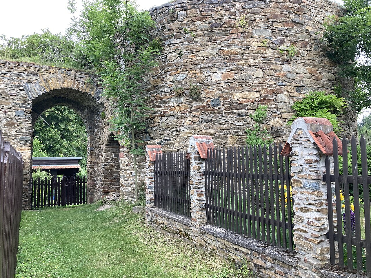 Resti della torre del castello di Talmberk, in Repubblica Ceca, uno dei luoghi reali che compaiono in Kingdom Come: Deliverance